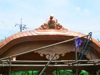 寺院山門：伝統的な唐破風の屋根