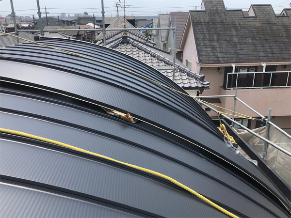カバー工法で葺いたアパートのアーチ型屋根（千葉県松戸市）