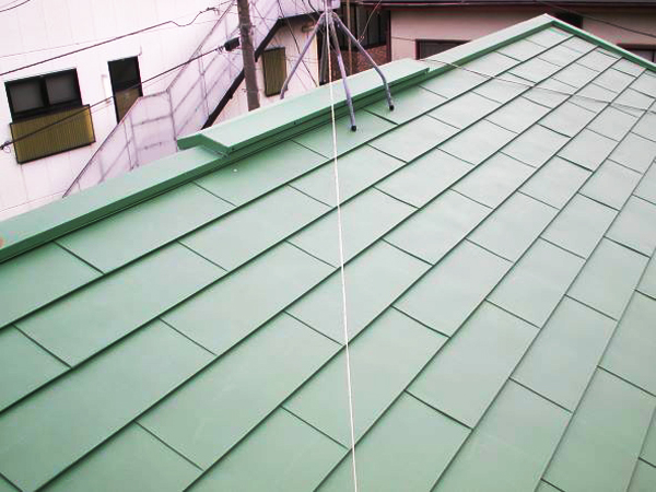 切妻屋根をカバー工法で葺き替え