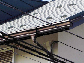 屋根工事と同時に角型の雨樋に交換